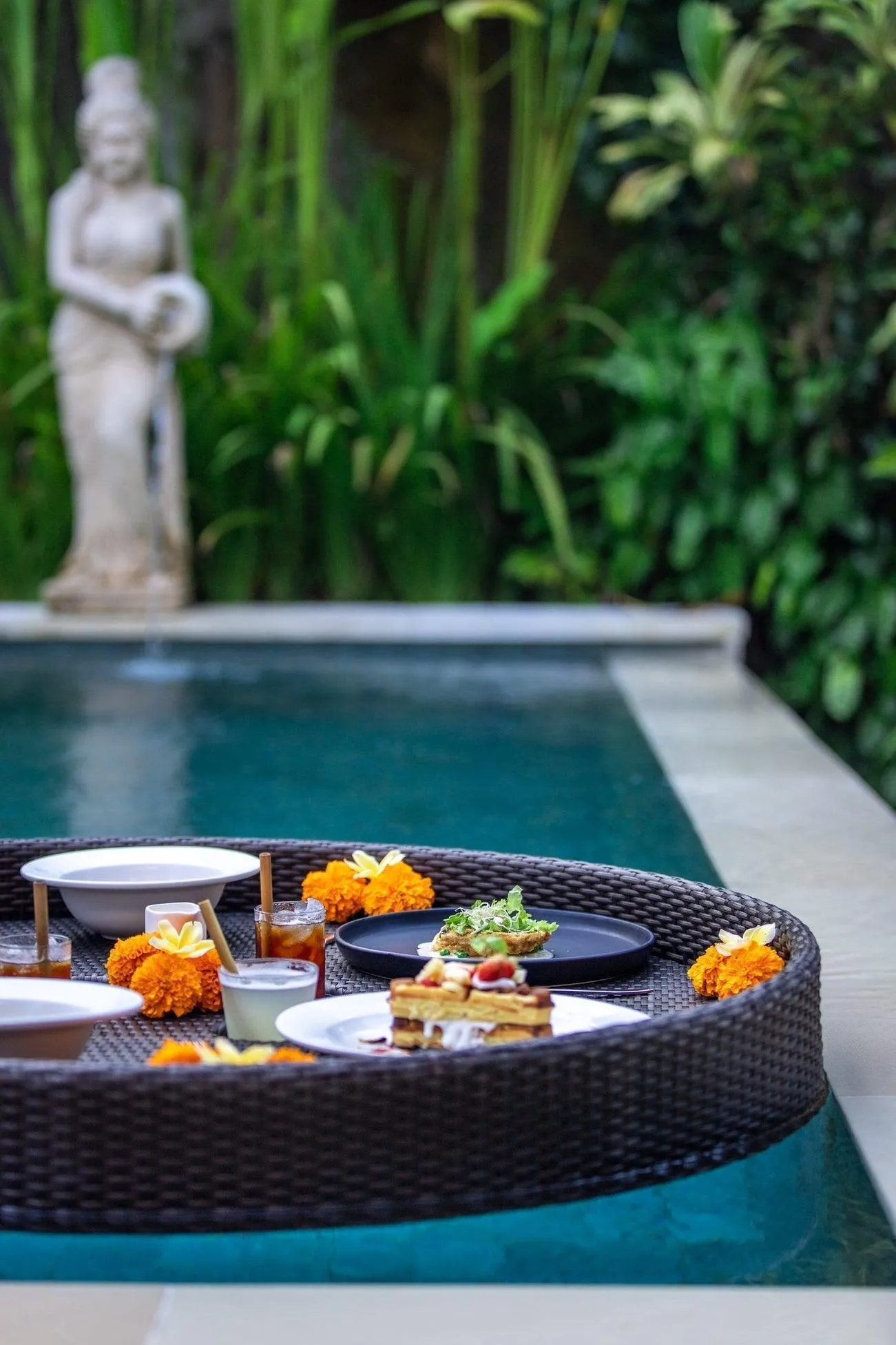 Luxury Round Floating Serving Tray For Pool & Restaurant | Brown Classy Serveware
