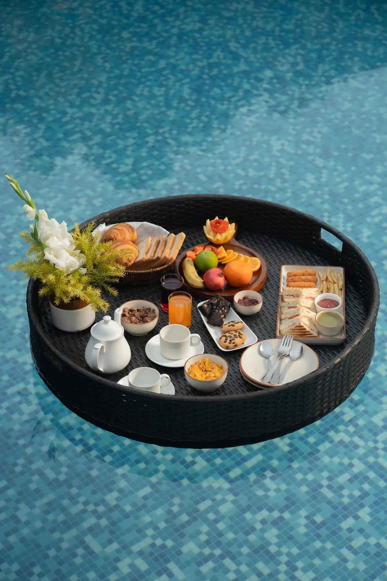 Luxury Round Floating Serving Tray For Pool & Restaurant | Brown Classy Serveware