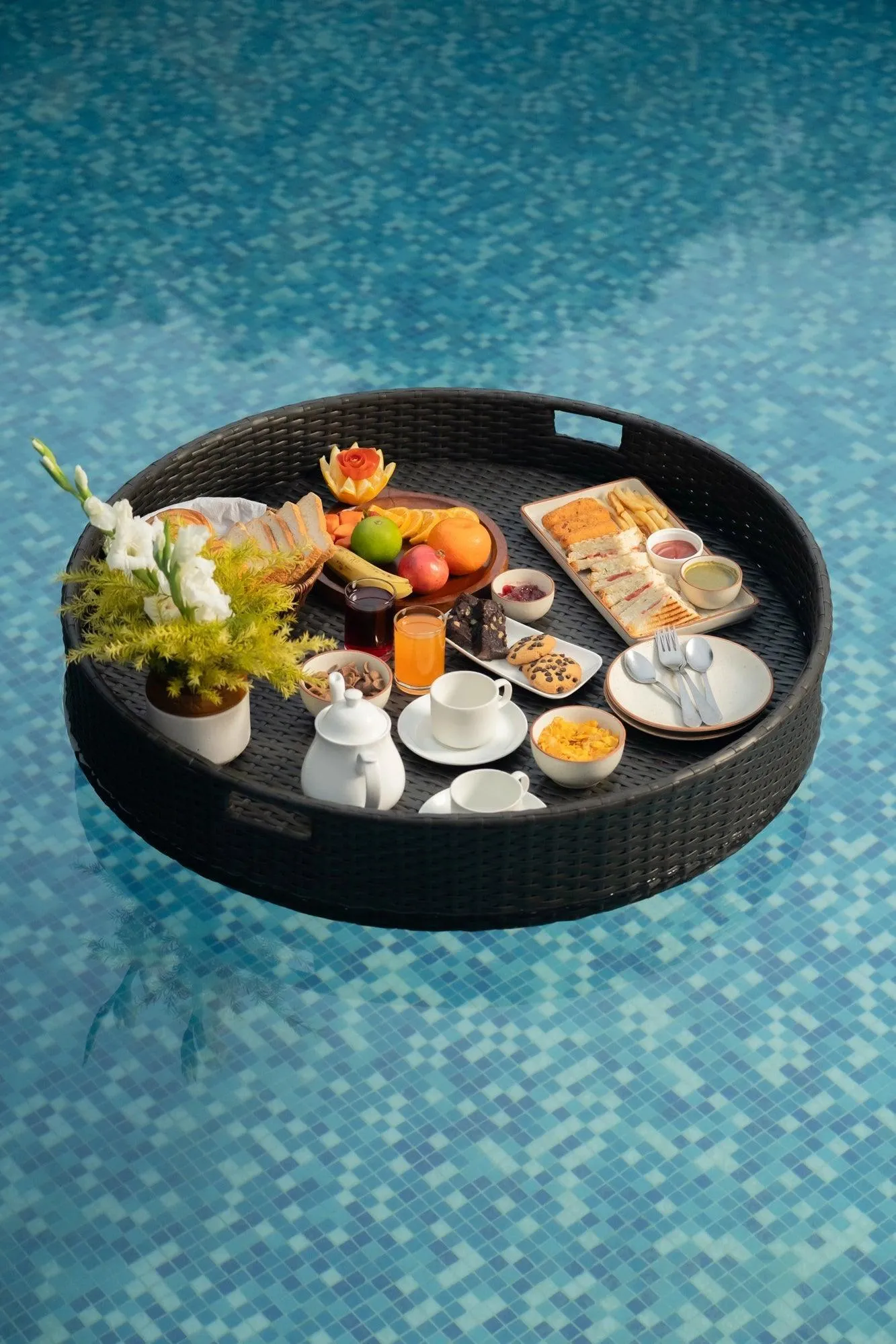 Luxury Round Floating Serving Tray For Pool & Restaurant | Brown Classy Serveware
