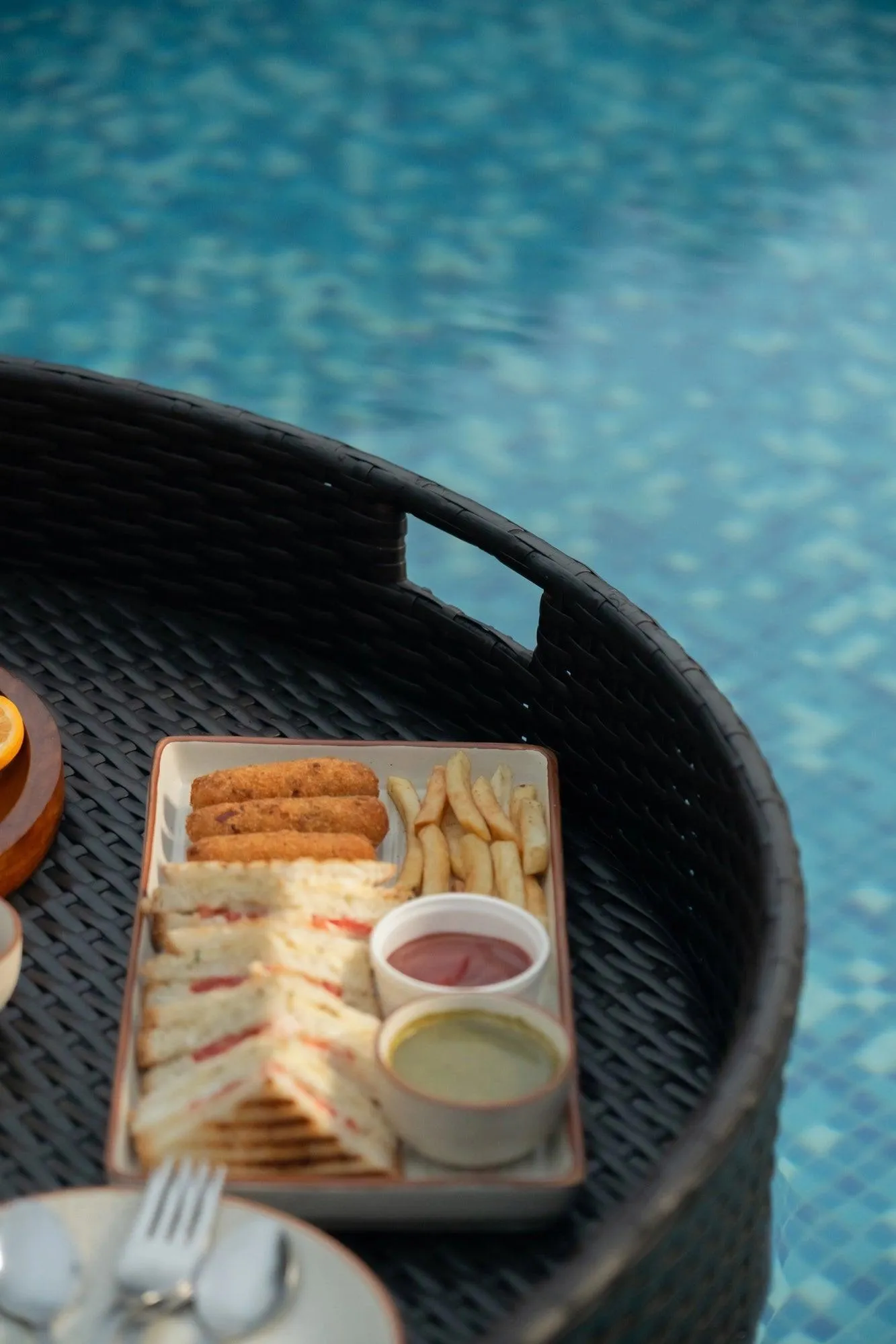 Luxury Round Floating Serving Tray For Pool & Restaurant | Brown Classy Serveware